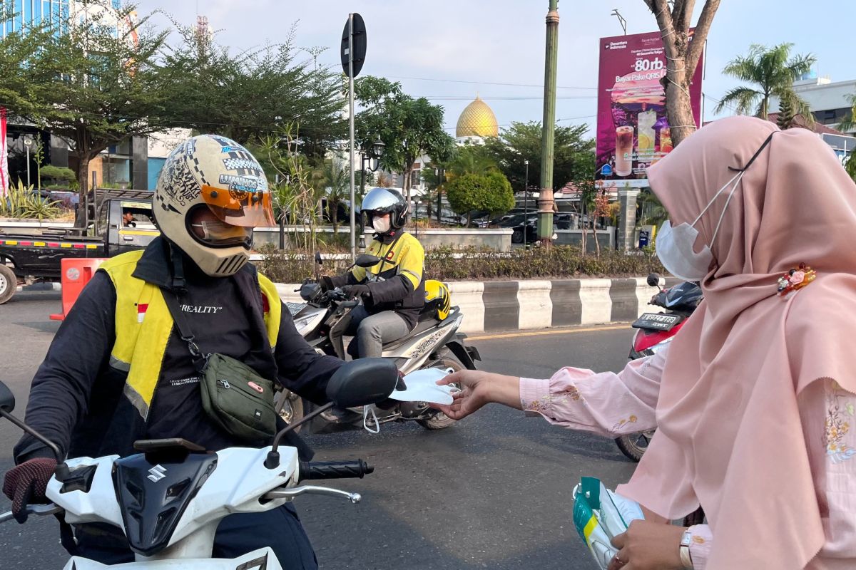 PLN Banjarmasin Bagikan 300 Kotak Masker ke Warga Terdampak Kabut Asap Karhutla