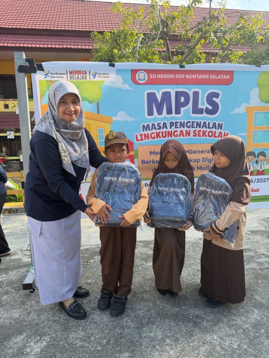 Pupuk Kaltim Salurkan Bantuan Tas Sekolah untuk Siswa Baru di SDN 009 Bontang Selatan, Prioritas Keluarga Prasejahtera