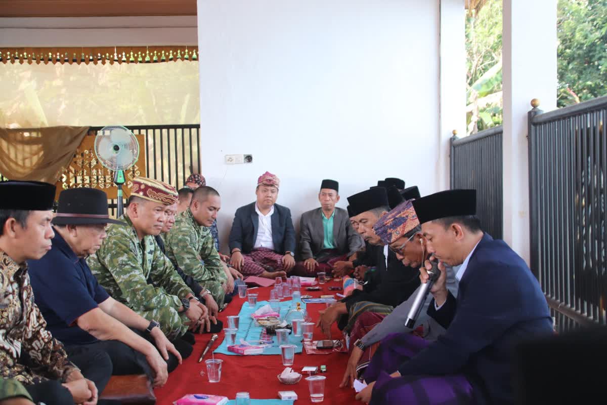 Pangdam XXI/RI Kristomei Sianturi Tinjau Pembersihan Eceng Gondok di Bendungan Way Rarem, Selesaikan Ketegangan dengan Pemuda Pekurun