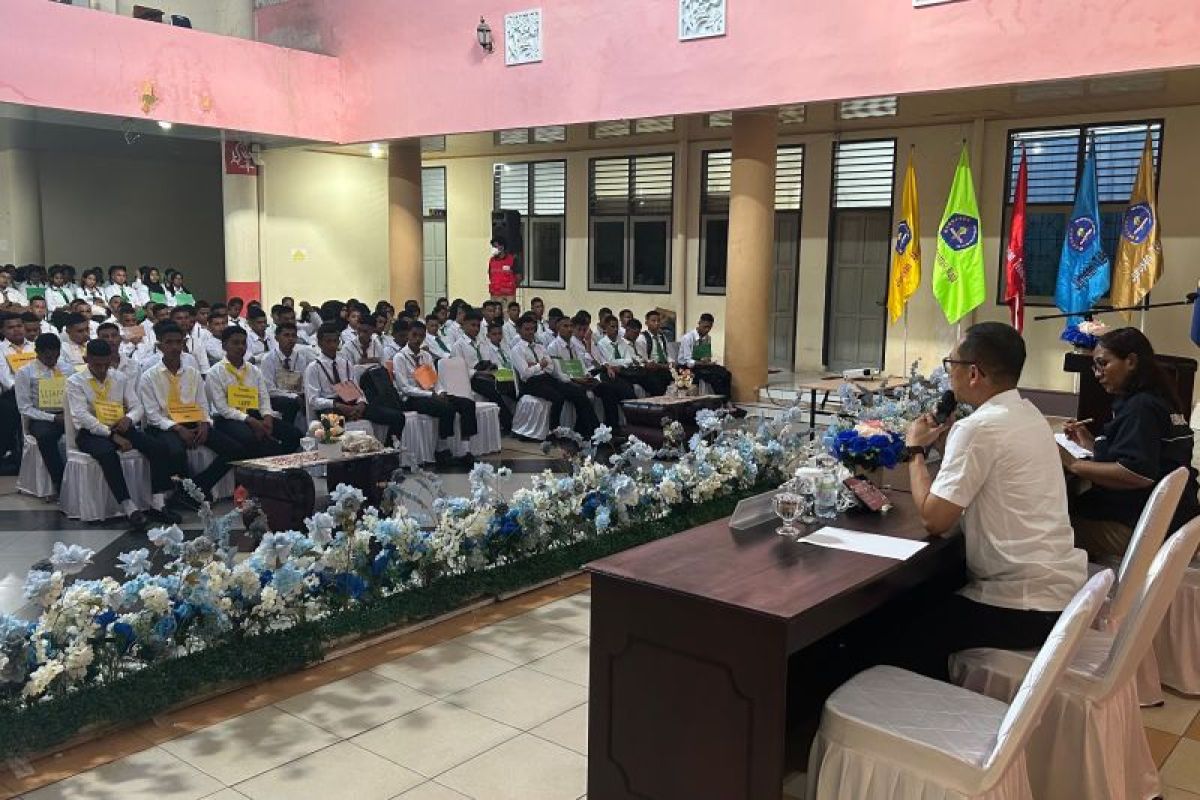Polda Maluku Bekali Mahasiswa Baru Poltek Negeri Ambon soal Hukum dan Bahaya Narkoba Lewat PKKMB