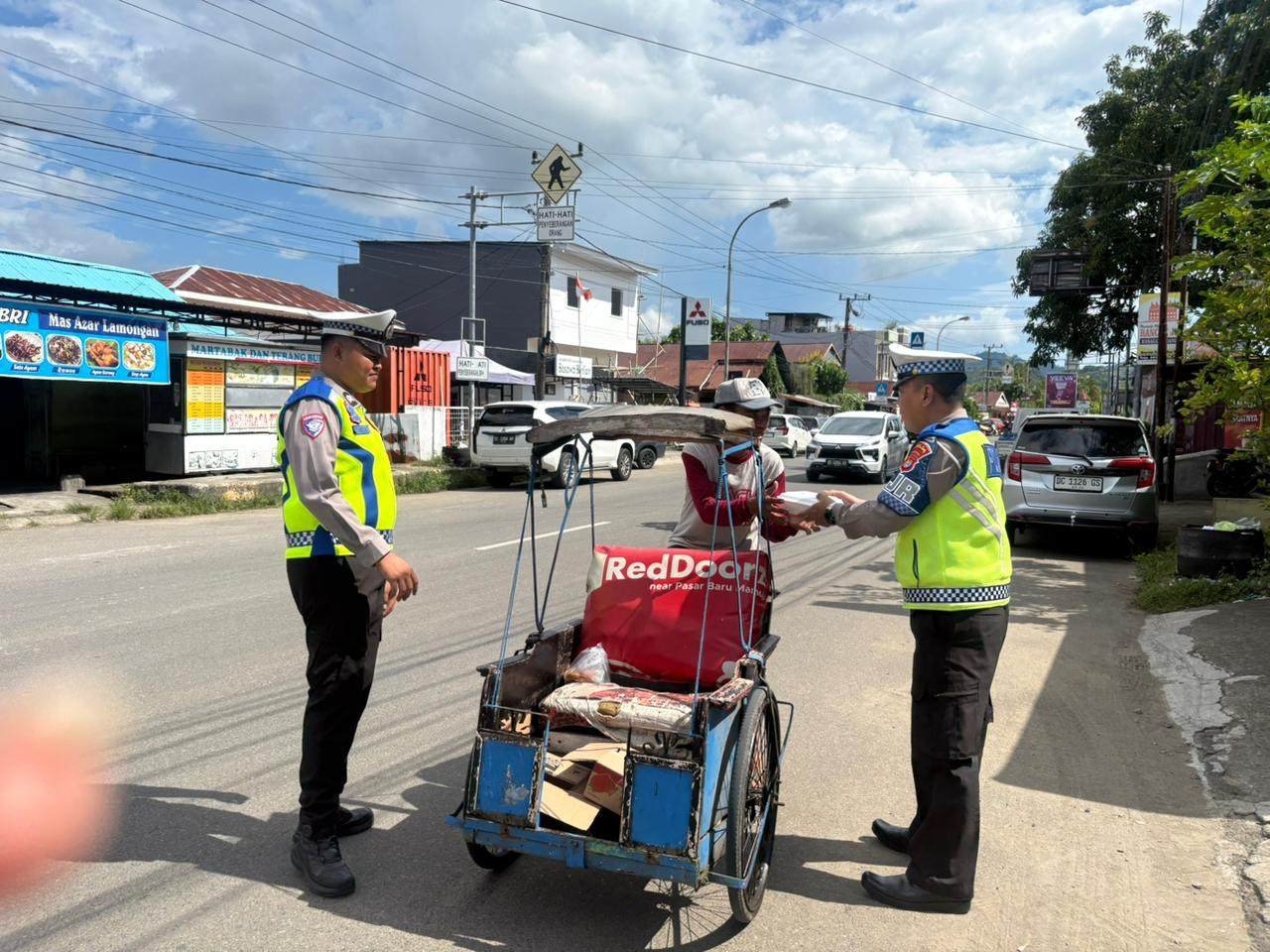 Polantas Polda Sulbar Bagikan Paket Makanan Gratis ke Ojol dan Tukang Becak di Mamuju, Puluhan Pejuang Jalanan Tersenyum