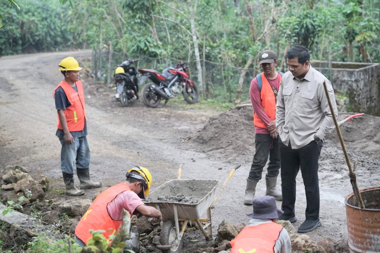 Bupati Bantaeng Fathul Fauzy Nurdin Tinjau Langsung Perbaikan Jalan Biringere, Akses Petani Sepanjang 4,2 Km Mulai Dibenahi