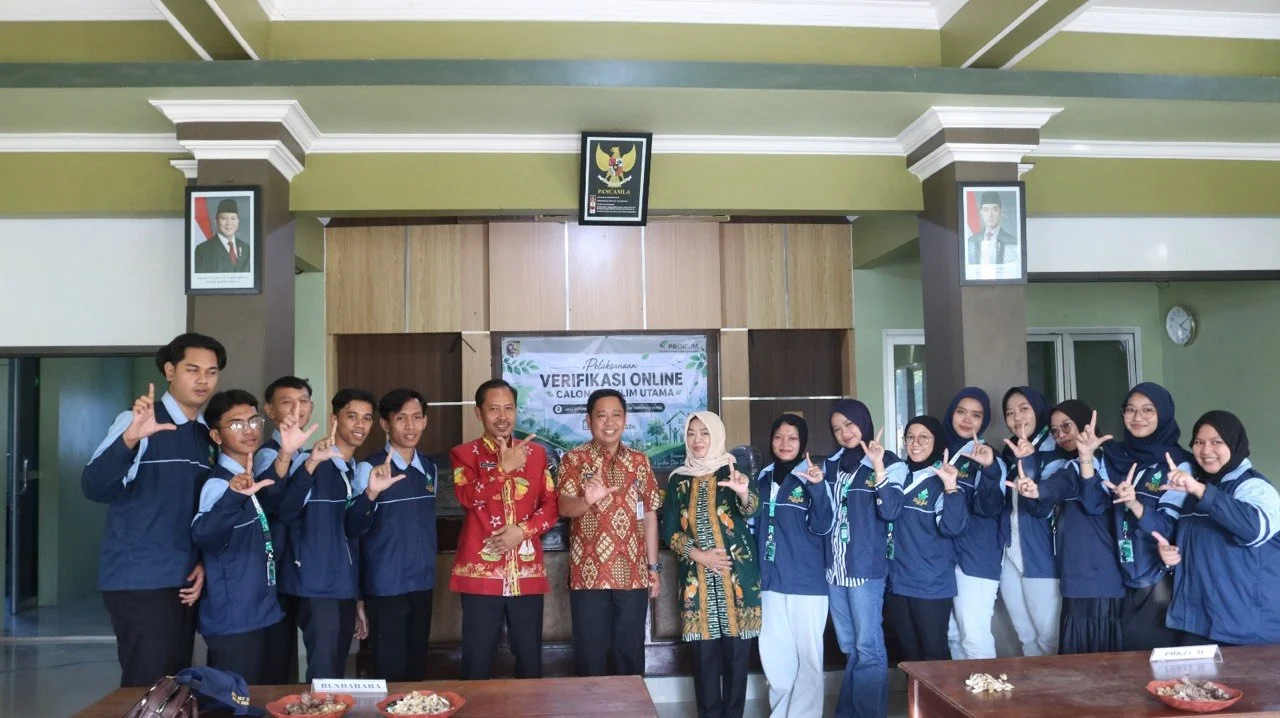 KKN UIN Walisongo Semarang dan DLH Demak Gelar ProKlim di Desa Botorejo, Tanam Pohon hingga Pasang Biopori di Sekolah