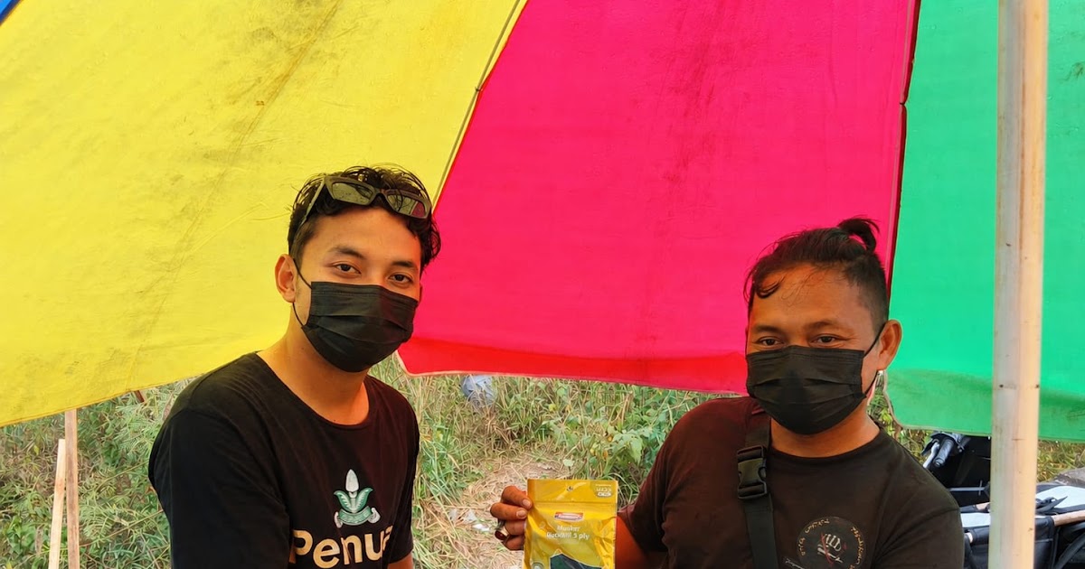 Kabut Asap Karhutla Kubu Raya Mulai Gerus Omzet UMKM, Pemuda Muhammadiyah Bagikan Masker di Sungai Raya