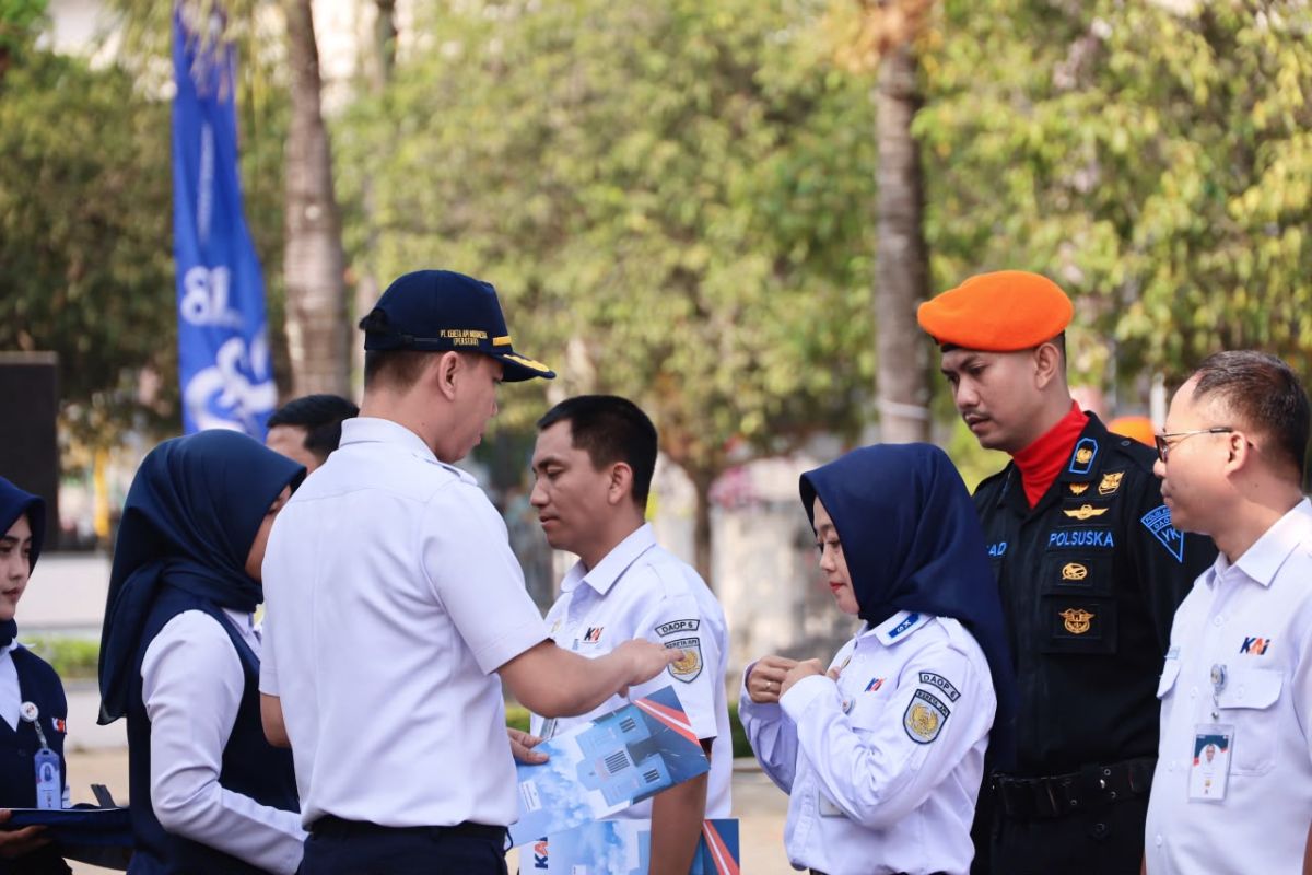 KAI Daop 6 Yogyakarta Beri Penghargaan 5 Pegawai Berdedikasi di HUT ke-81, Promo Tiket Bayar 81 Persen