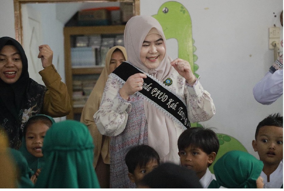 Bunda PAUD Tanjab Barat Tinjau Langsung MPLS Anak Suku Duano, Kawal Wajib Belajar 13 Tahun dari Kampung Nelayan
