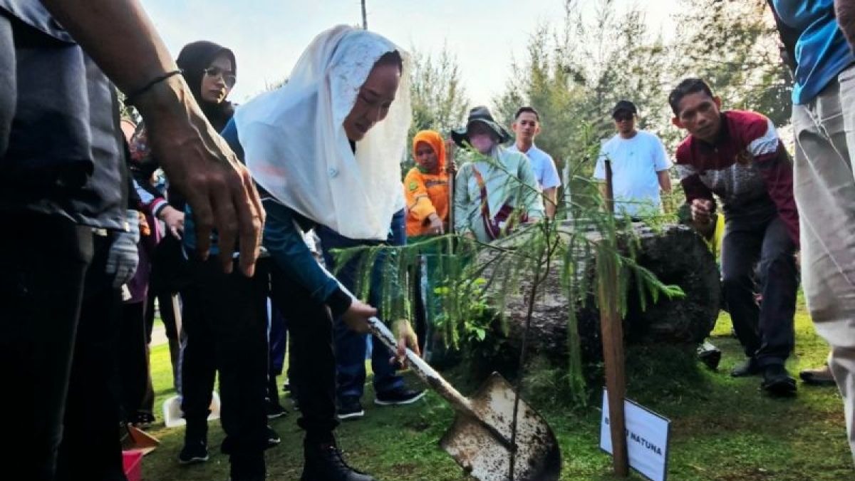 Aksi Bersih Pantai dan Tanam 40 Pohon di Natuna Jadi Cara Pemkab Peringati Hari Lingkungan Hidup