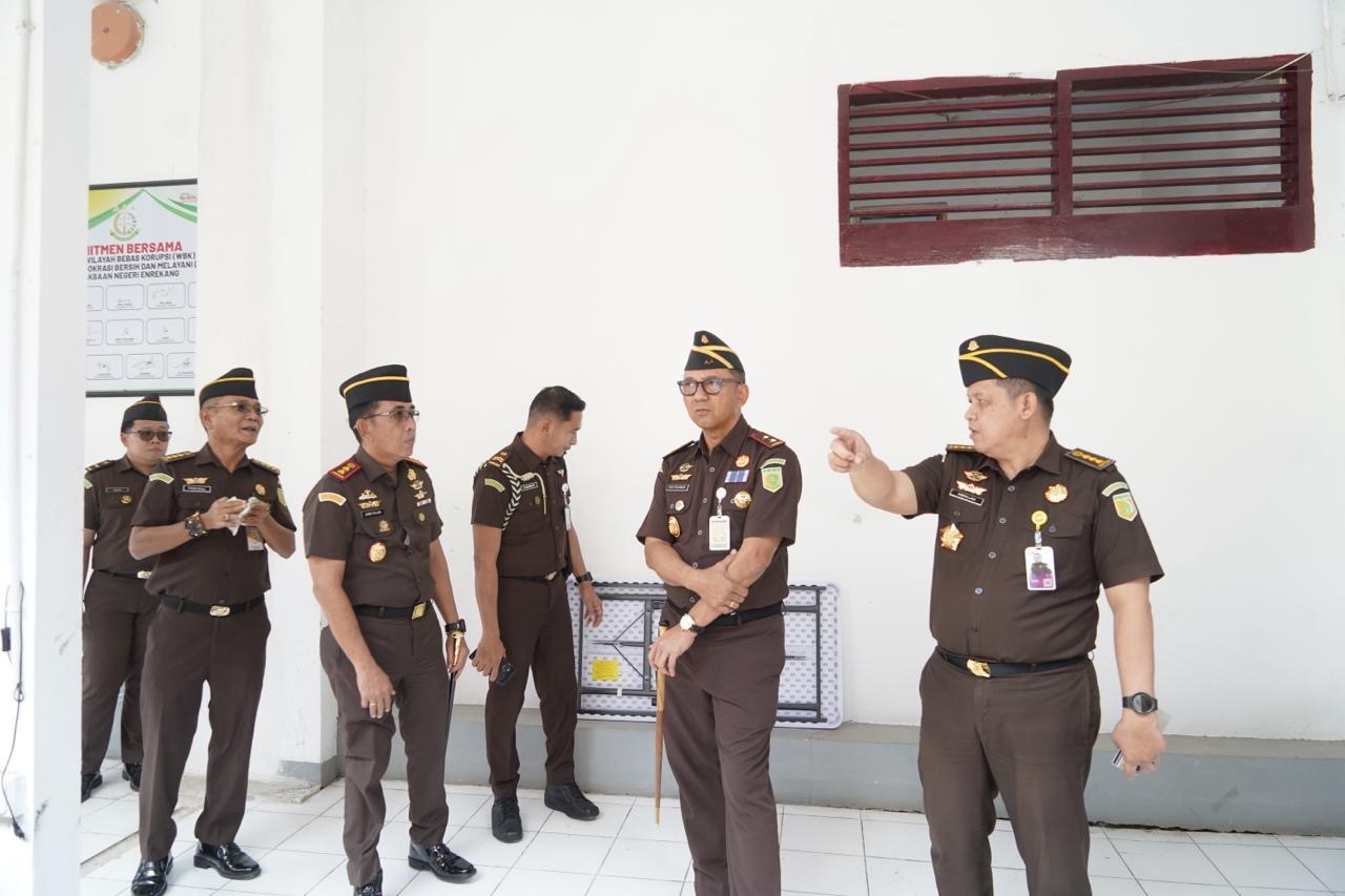 Kajati Sulsel Kunjungan Perdana ke Enrekang, Tinjau Proyek Mess Pegawai Rp14,5 Miliar dan Ingatkan Integritas