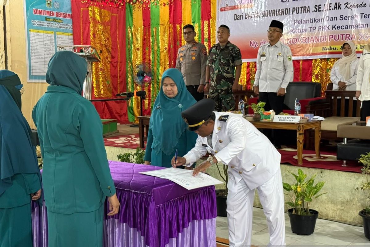 Bupati Solok Lantik Camat X Koto Di Atas Maiseven Yusdiraistin, Ketua TP PKK Kecamatan Juga Diganti