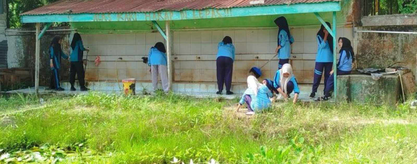 MAN 1 Muaro Jambi Gelar Gotong Royong Bersihkan Musala As-Suhada Dukung Program Geber Mas Kemenag