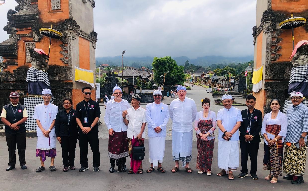 Mantan Gubernur Jenderal Australia David Hurley Tinjau Pura Besakih dan Pantai Kuta, Bahas Strategi Pariwisata Berkualitas