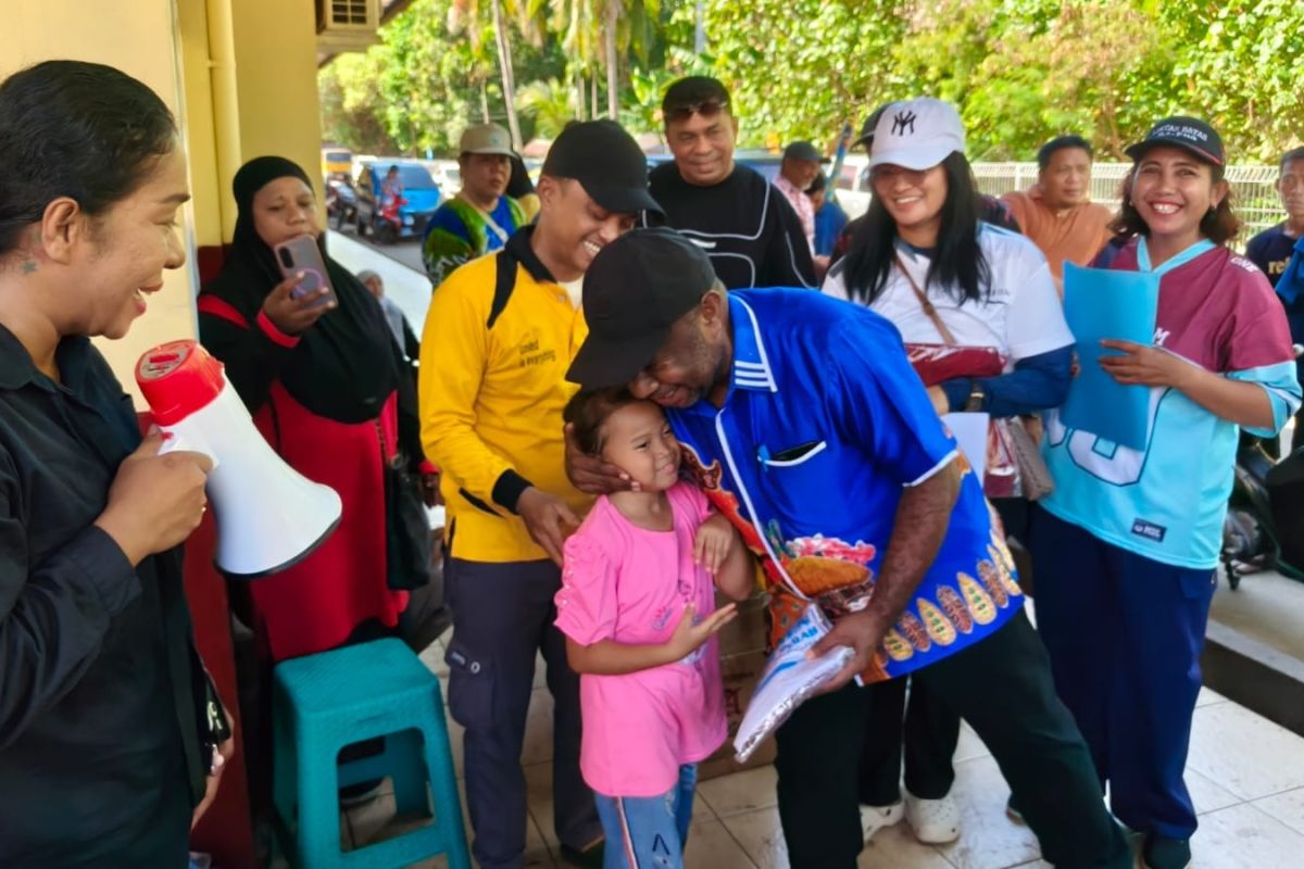 Disdik Papua Salurkan 218 Seragam Sekolah untuk Pelajar Korban Kebakaran Dok V Bawah Jayapura