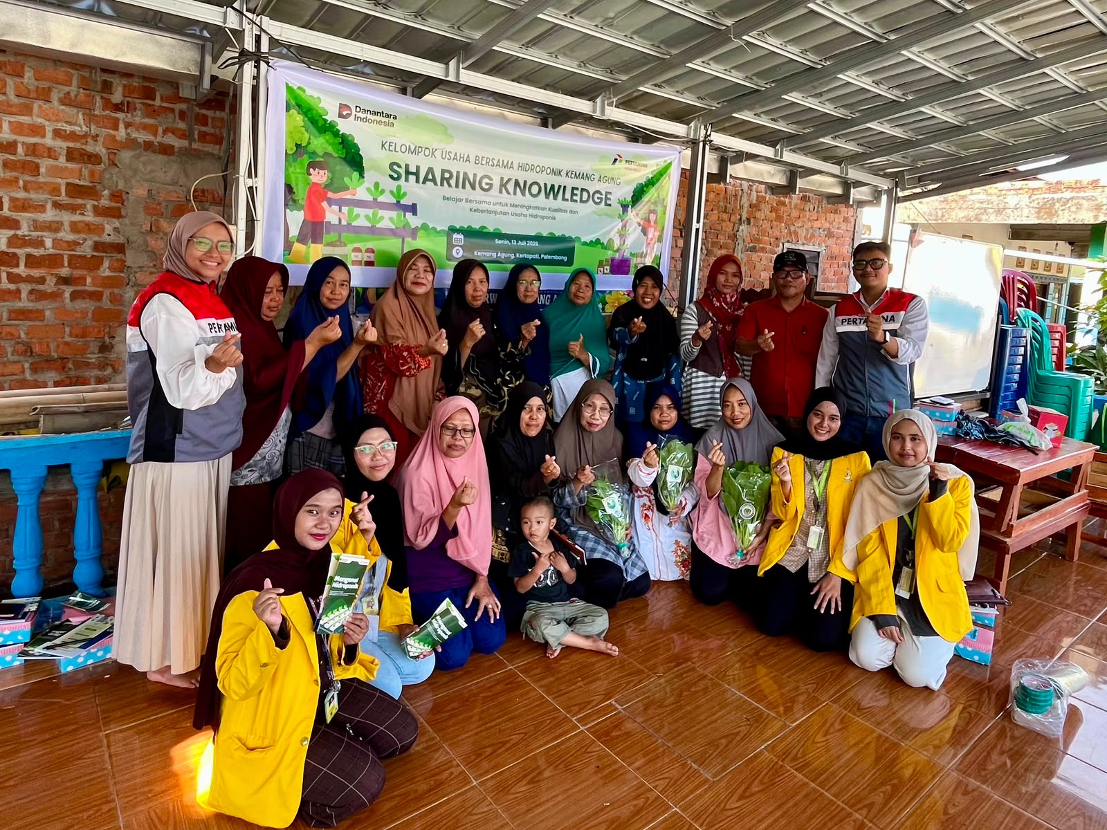 Ibu-Ibu di Kemang Agung Palembang Panen Sayur Hidroponik Sendiri, Omzet Tambahan dari 300 Lubang Tanam