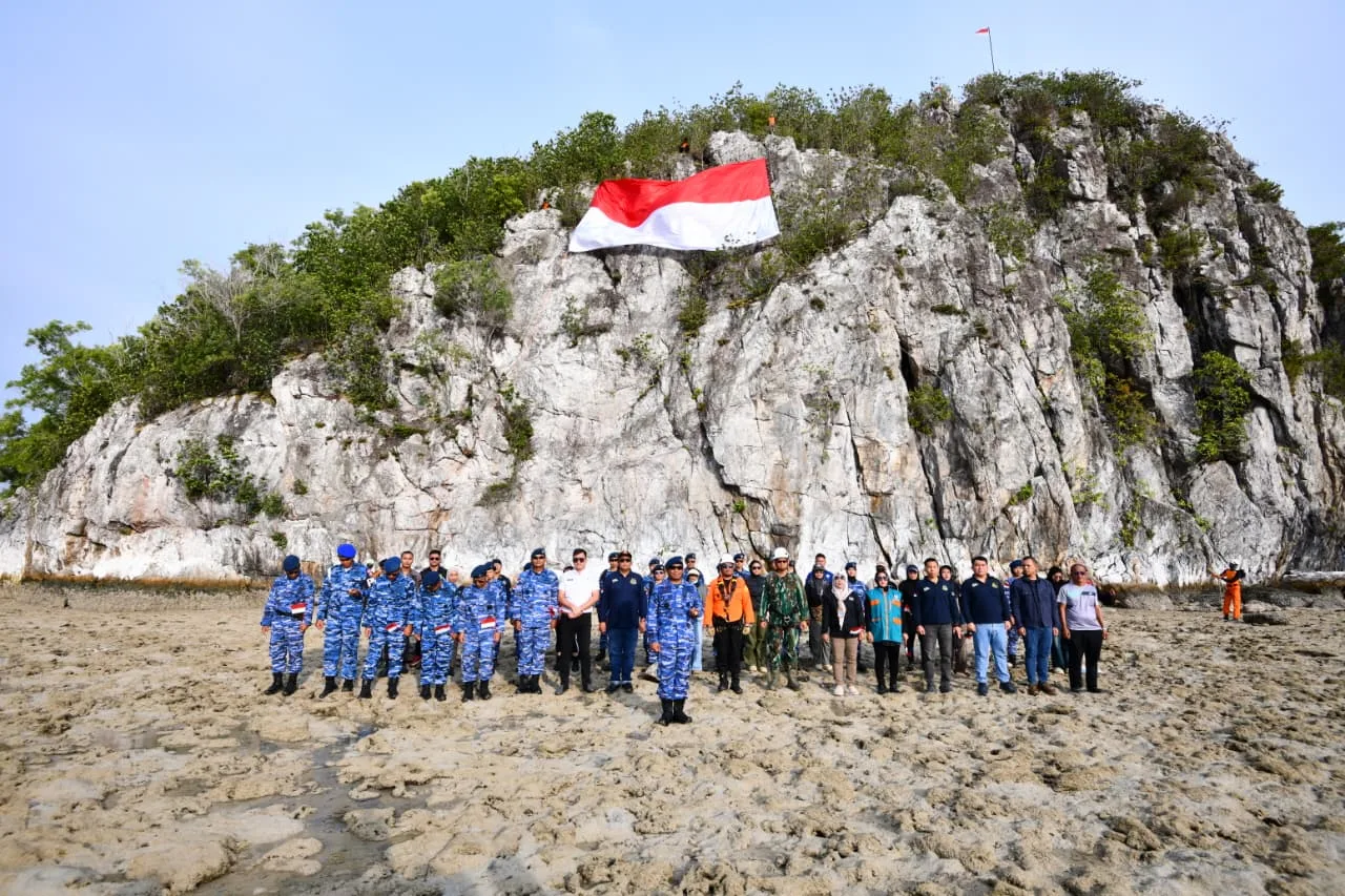 Bendera Merah Putih Raksasa 10x6 Meter Dikibarkan di Tebing Pulau Sahi Natuna, Libatkan SAR hingga TNI AU