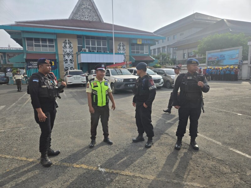 Patroli Brimob di Samarinda Sambangi Kantor PLN dan Pasar Komura, Petugas Keamanan Diimbau Tingkatkan Kewaspadaan