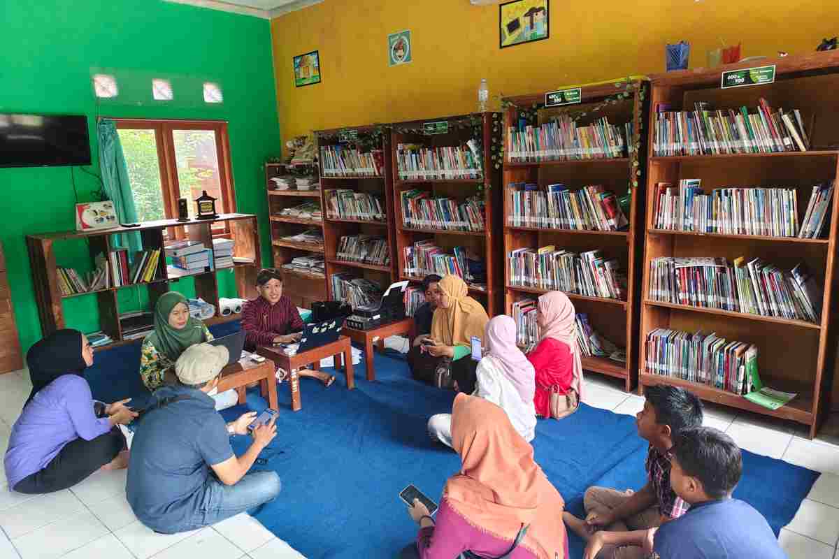 SPMB SMPN di Kulonprogo Full Online, Orang Tua Masih Datang ke Sekolah Minta Bantuan Guru Daftarkan Anak