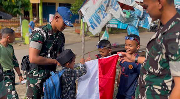 Yonif TP 951/Pandeka Marapi Bagikan Puluhan Bendera Merah Putih ke Warga Tanah Datar Jelang HUT ke-81 RI