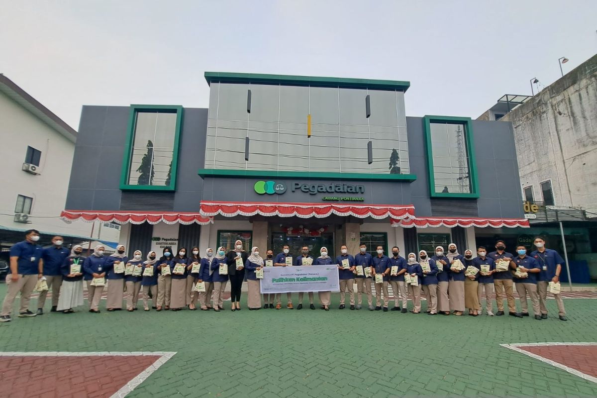 Pegadaian Bagikan 2.400 Paket Masker dan Vitamin untuk Warga Pontianak Hadapi Kabut Asap Karhutla