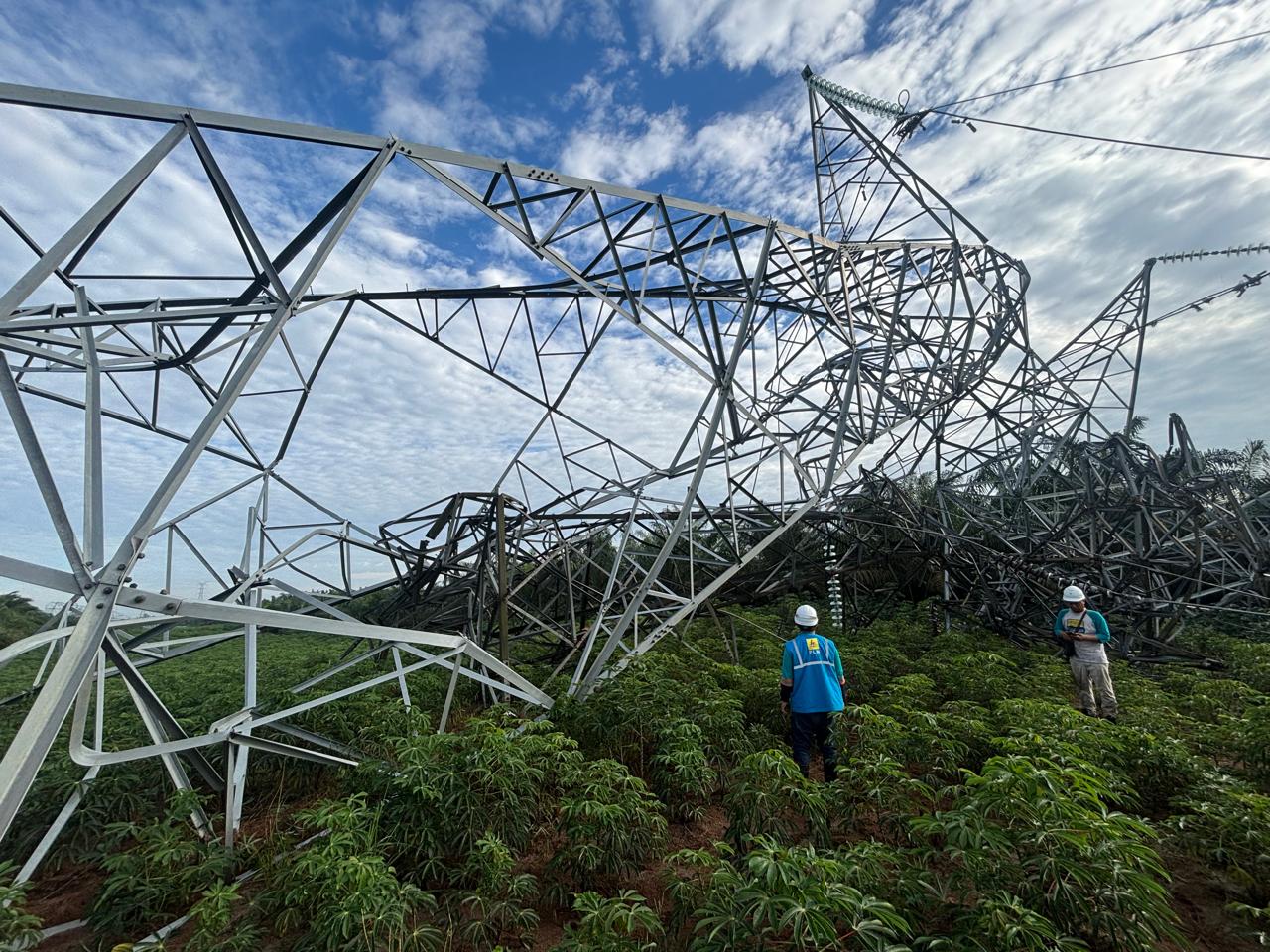 12 Tower Transmisi Listrik di Sumut Roboh dan Rusak Akibat Cuaca Ekstrem, PLN Datangkan Tower Darurat dari Jakarta