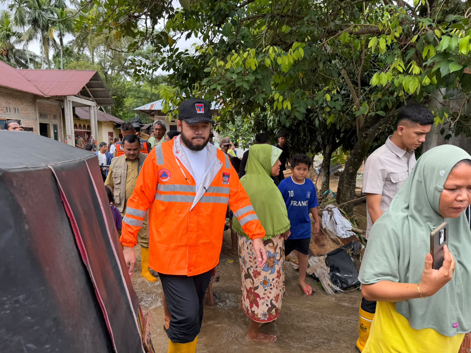 Wali Kota Padang Turunkan Seluruh Personel DLH, BPBD dan Samkar Bersihkan Lumpur Banjir di Gunung Sariak dan Lapau Munggu