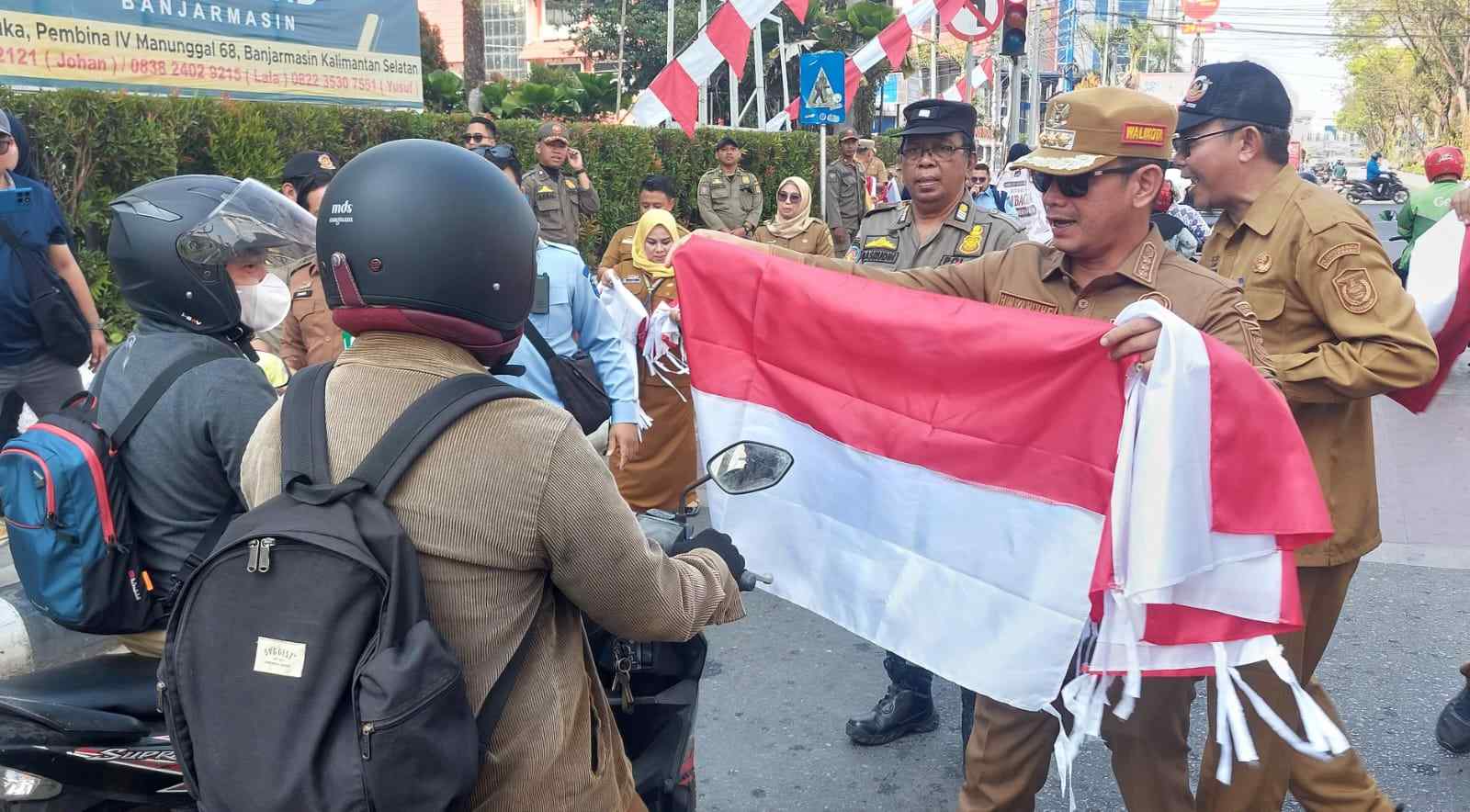 Pemkot Banjarmasin Bagikan 7.000 Bendera Merah Putih Sambut HUT ke-81 RI, Wali Kota Turun ke Jalan