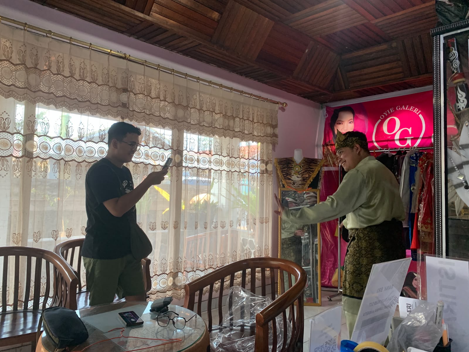 Omzet Sewa Baju Adat di Sampit Naik 6 Kali Lipat Jelang HUT ke-81 RI, Harga Mulai Rp 50 Ribu
