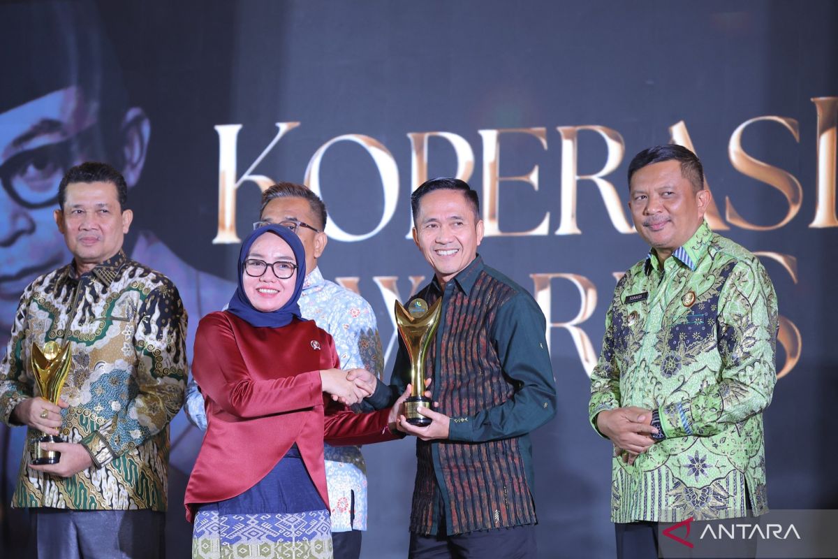 Wali Kota Palembang Ratu Dewa Raih Penghargaan Bakti Koperasi Nayaka Mahambara dari Kementerian Koperasi