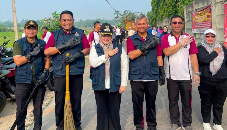 Wabup Tangerang Intan Nurul Hikmah Ajak Mahasiswa dan Warga Tigaraksa Gotong Royong Bersihkan Sampah Liar