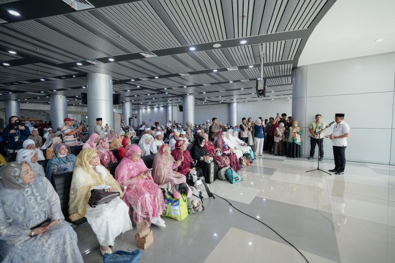 Pemprov Sulteng Sambut Kepulangan 240 Jamaah Haji Kloter BPN-9 di Bandara Palu, Gubernur Anwar Hafid Berpesan Jaga Kesehatan