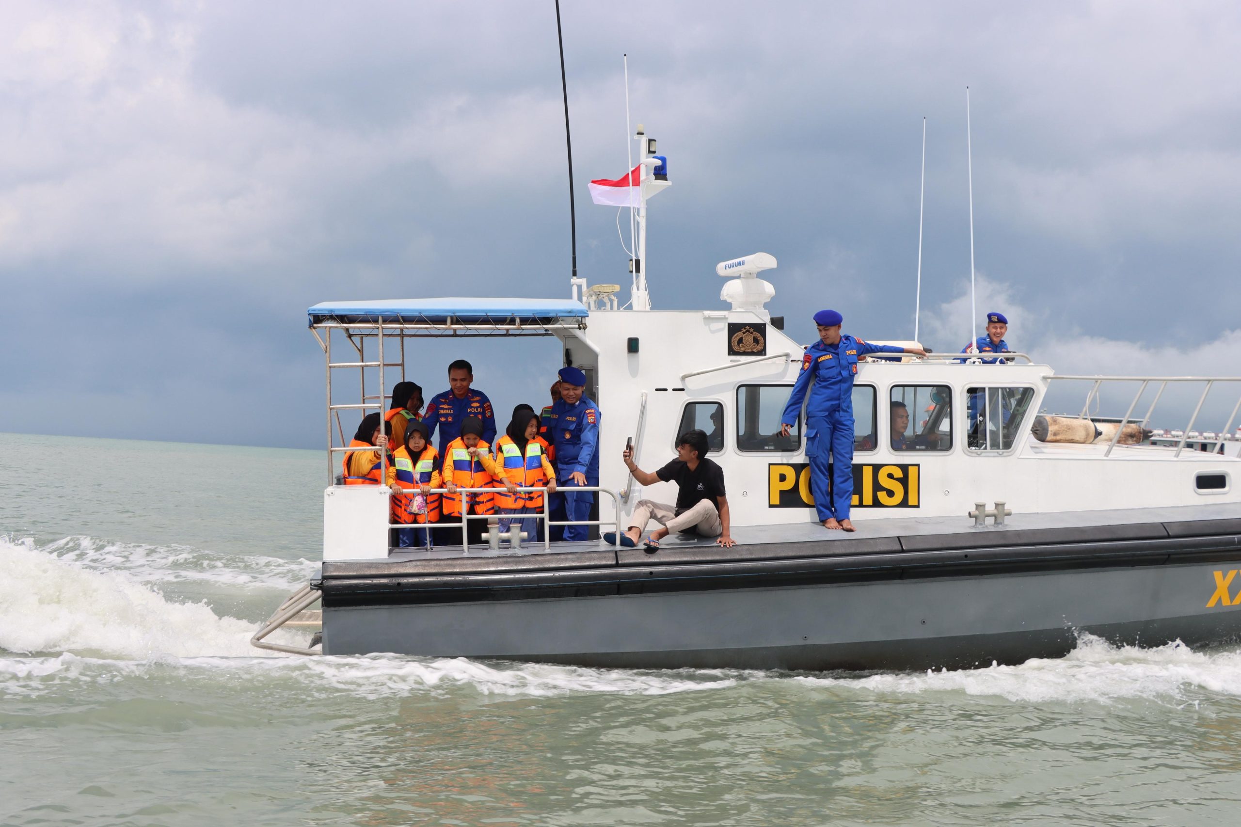 Polres Bangka Barat Ajak 20 Anak Panti Asuhan Wisata Laut di Mentok, Bentuk Kepedulian HUT Bhayangkara ke-80