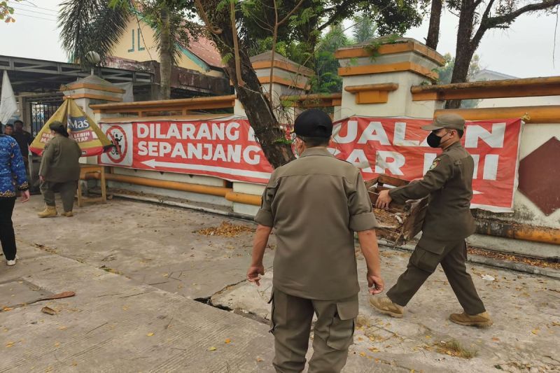 Satpol PP Kalteng Tertibkan Lapak PKL di Trotoar Jalan G Obos Palangka Raya, Keranjang hingga Pikap Ditepikan