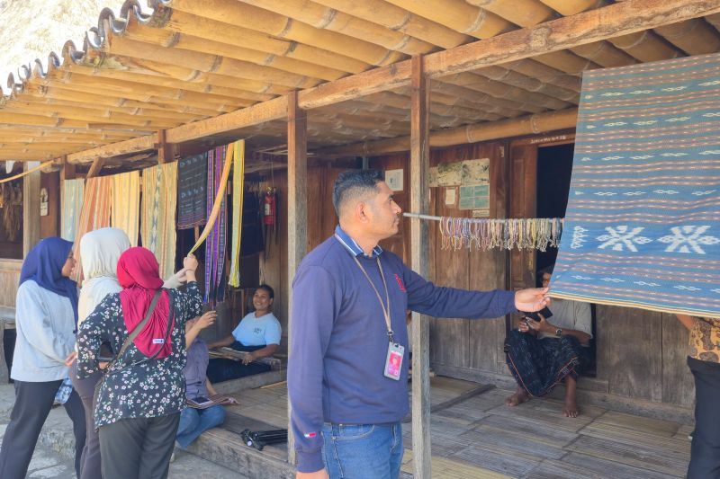 Kantor Wilayah Kemenkum NTT Awasi Ketat Produksi Tenun Ikat Ngada Bersertifikat Indikasi Geografis di Bajawa