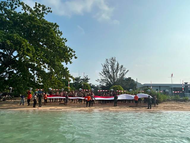 Danposal Pulau Laut dan Forkopimcam Kibarkan Merah Putih 20 Meter di Pantai Natuna, Perkuat Nasionalisme Generasi Muda di Tapal Batas Utara
