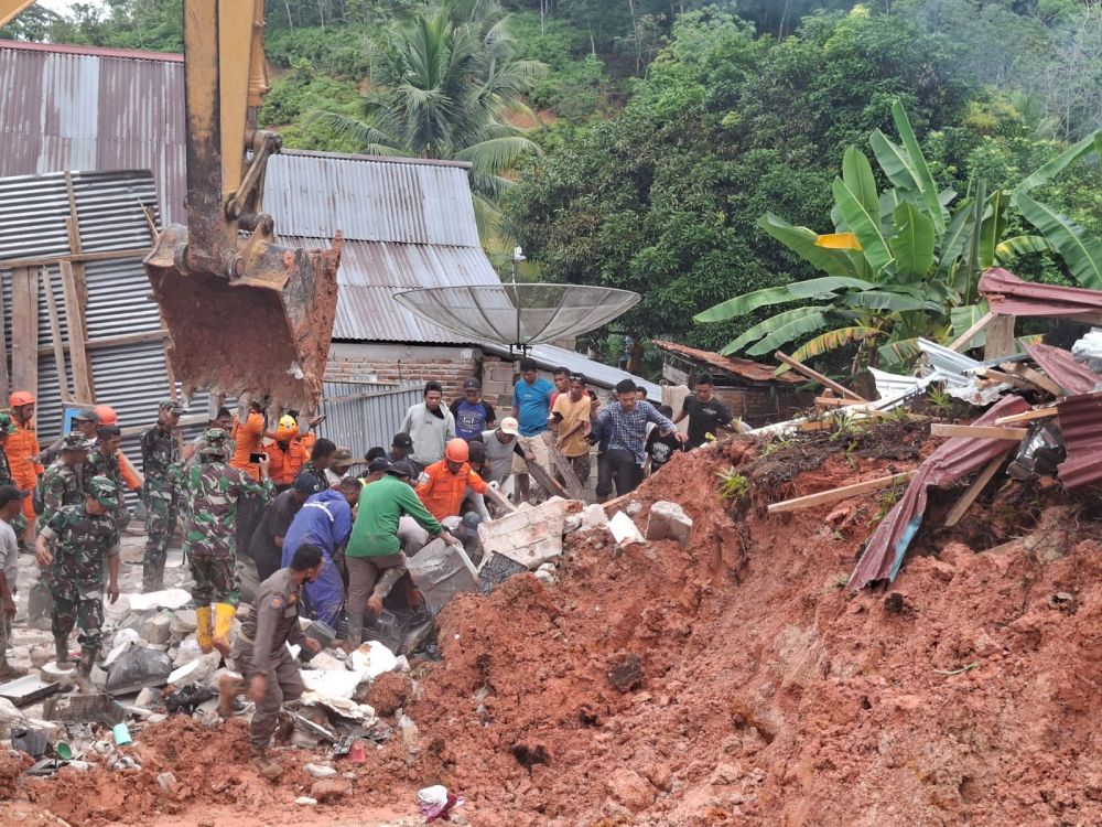 Longsor Terjang Rumah di Bungo, Dua Bocah Tewas Tertimbun Material di Tanah Sepenggal