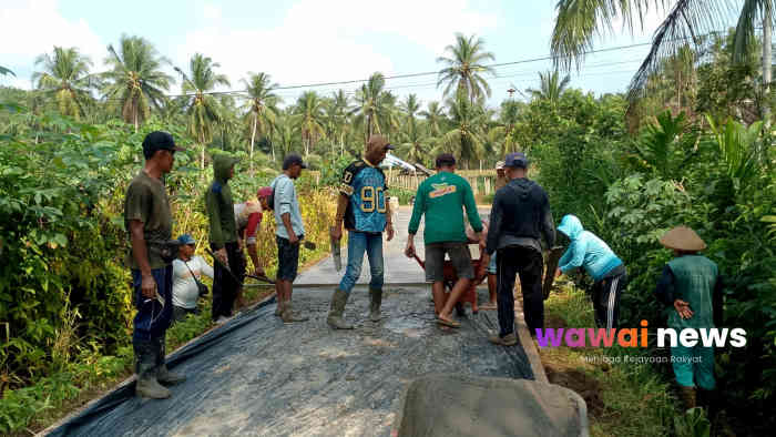 Bosan Dijanjikan Terus, Warga Lampung Timur Gotong Royong Cor Jalan Pakai Uang Sendiri, Sindir Program Pusat