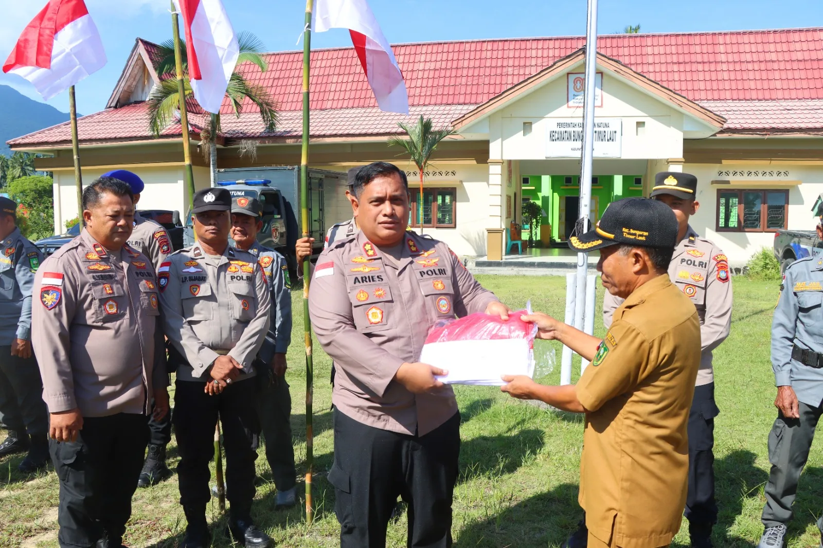 Kapolres Natuna Bagikan Sembako ke Linmas dan Ribuan Bendera Merah Putih di Bunguran Timur Laut