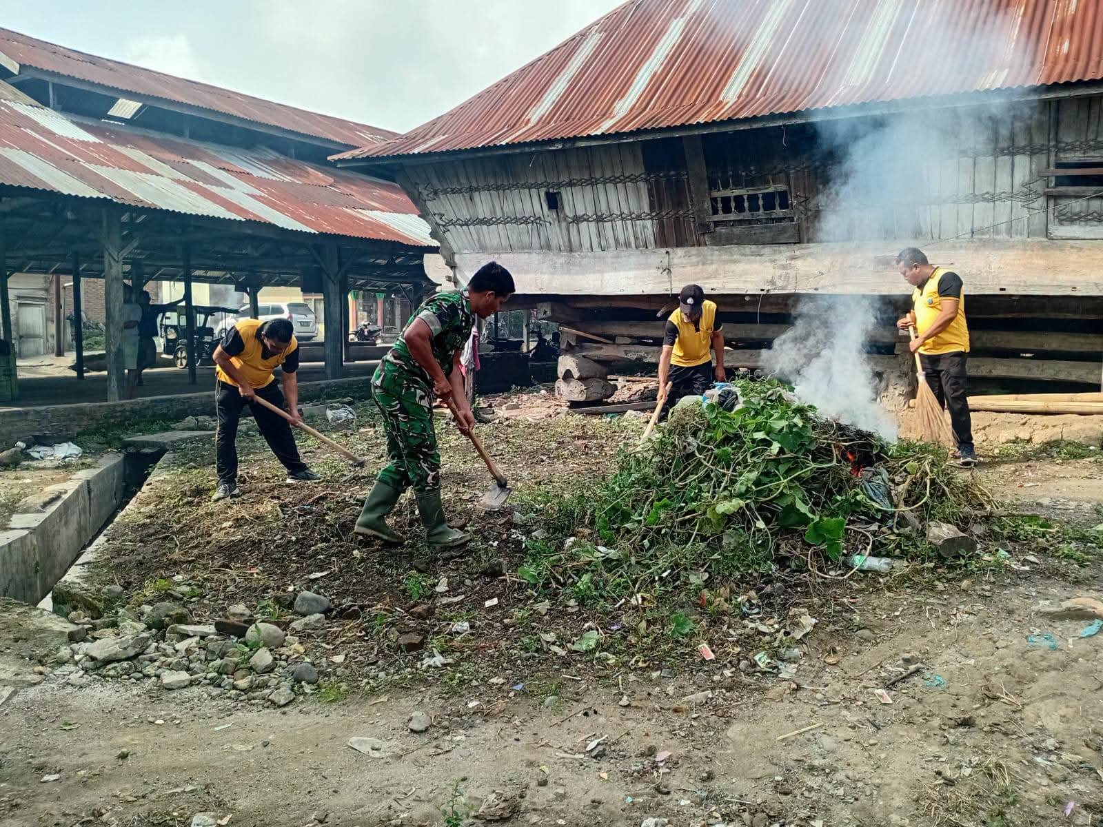 Polsek Juhar Gotong Royong Bersihkan Desa di Karo, Bhabinkamtibmas Sampaikan Pesan Kamtibmas ke Warga