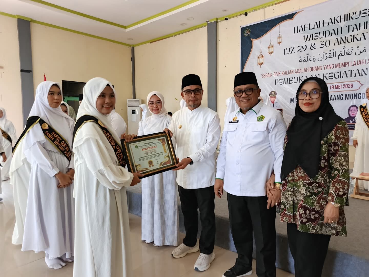 Bupati Boltara Sirajudin Lasena Apresiasi 65 Hafidz dan Hafidzah di Wisuda Tahfidz MTsN 2 Bolaang Mongondow Utara