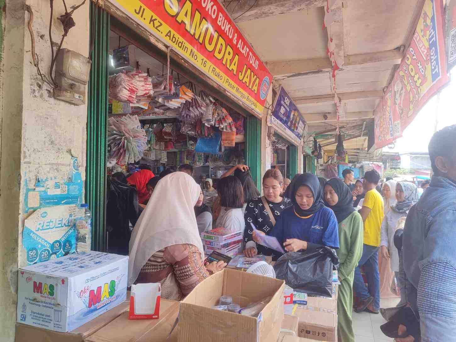 Tahun Ajaran Baru 2026/2027, Penjualan Perlengkapan Sekolah di Toko Samudra Jaya Kota Bengkulu Melonjak, Rata-rata Belanja Rp300.000