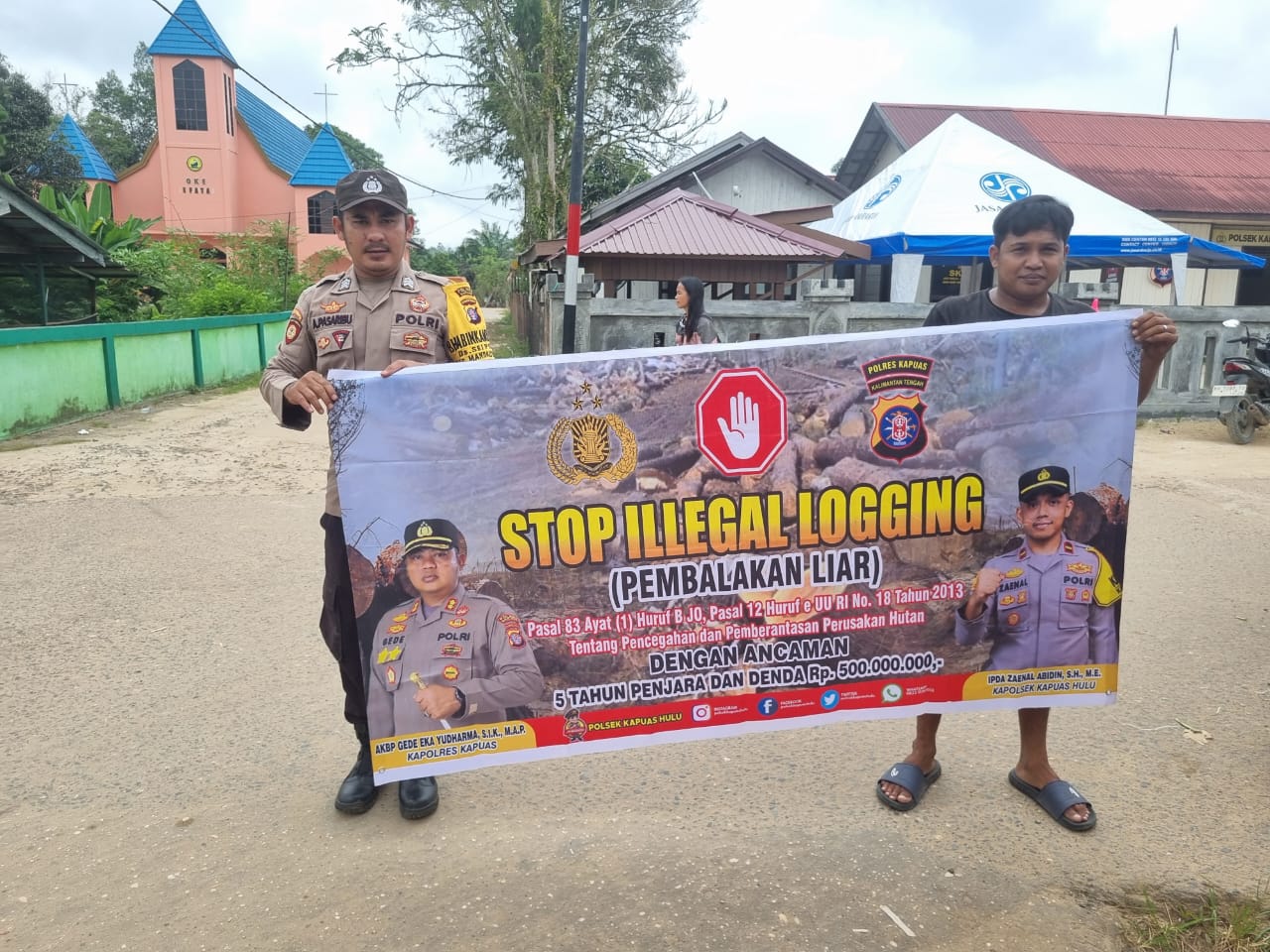 Polsek Kapuas Hulu Gencar Sosialisasi ke Warga Desa Sei Hanyo soal Ancaman Pidana 5 Tahun Penjara bagi Pelaku Illegal Logging
