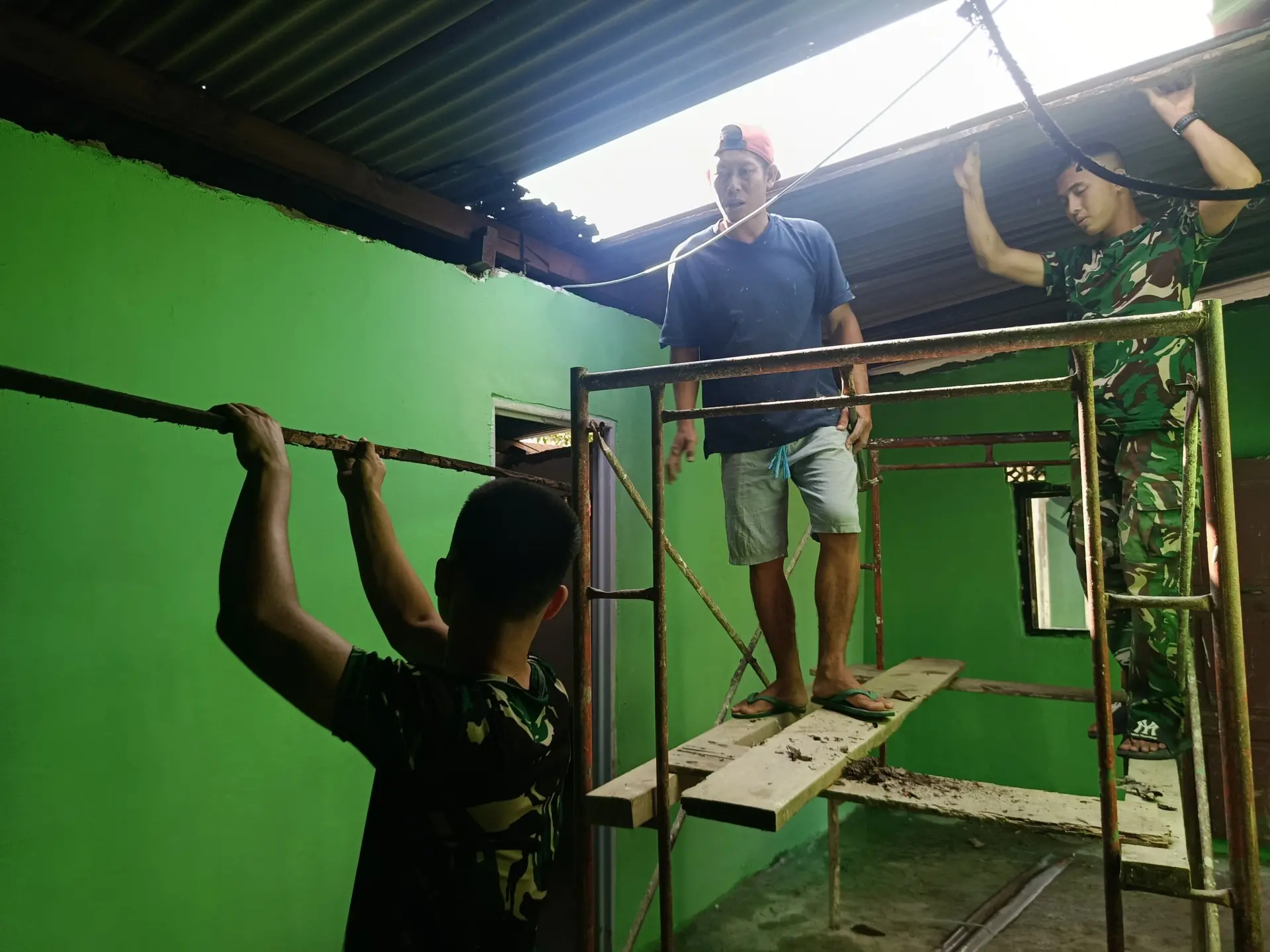 TMMD Ke-129 Kodim 0418/Palembang Masuki Tahap Akhir, Rumah Warga Talang Jambe Dikebut Pengecatan dan Pasang Atap
