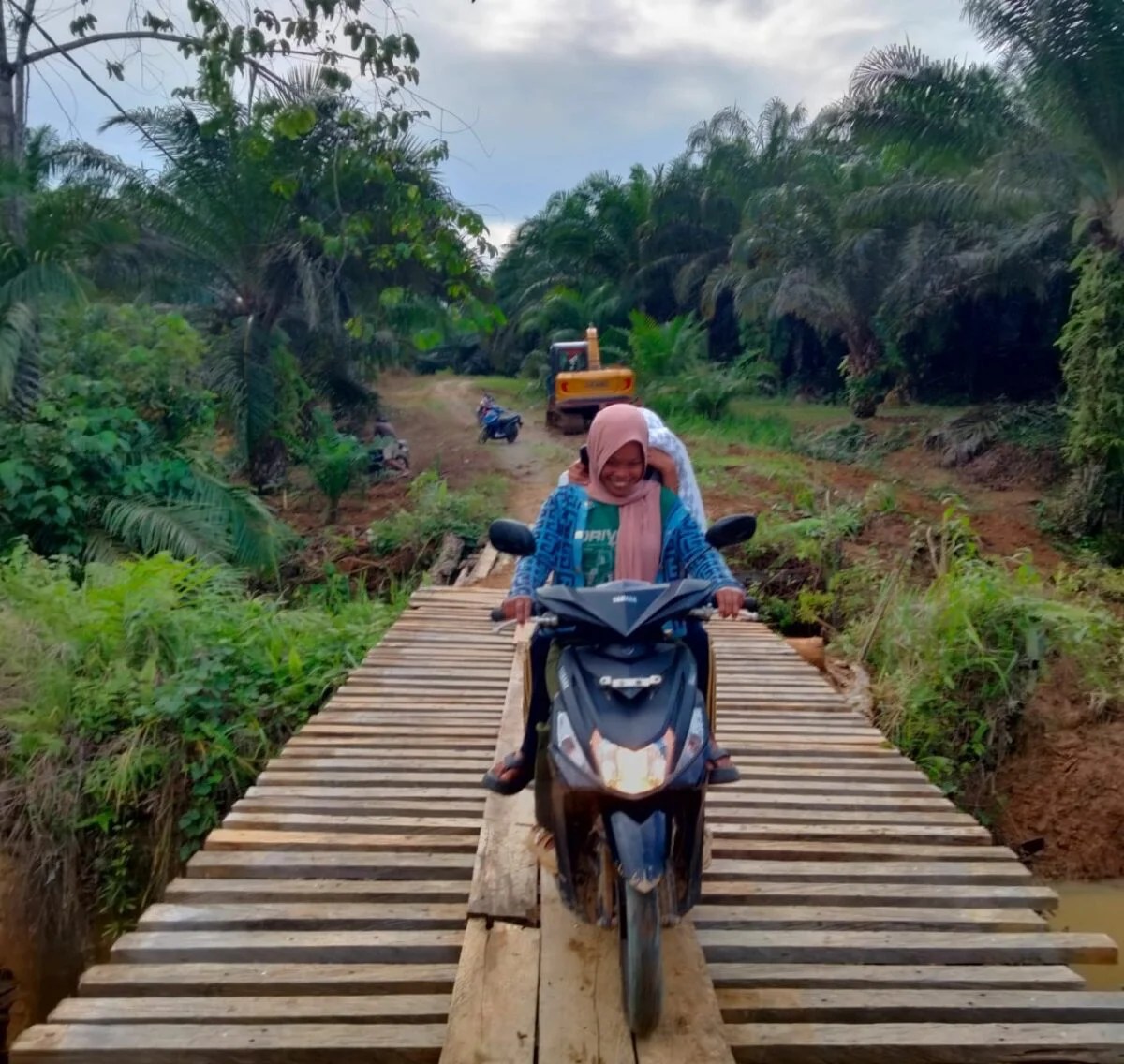 Jembatan Penghubung Desa Sungai Limau Runtuh, Warga dan TNI Bangun Akses Darurat Secara Swadaya