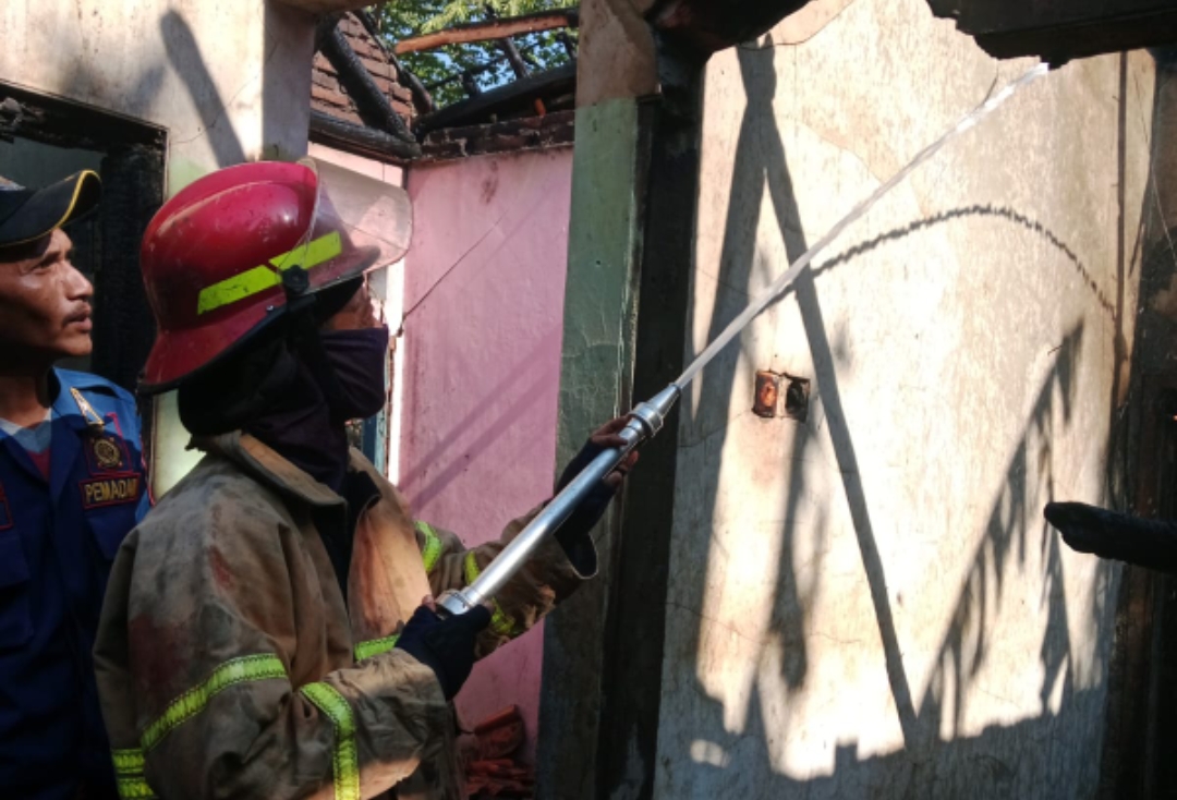 Rumah Kosong di Dusun Kiwiyar Cirebon Ludes Terbakar, Damkar Kerahkan Dua Unit Mobil Pemadam