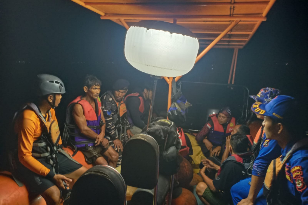 Perahu Terbalik di Perairan Sanggalangit Buleleng, Enam Pemancing Ditemukan Selamat Dini Hari