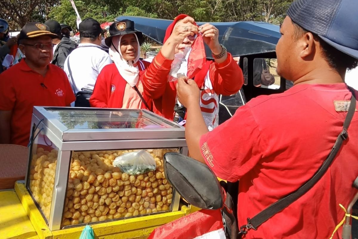 Semarak HUT ke-81 RI, Pemkab Gorontalo Utara Bagikan Ribuan Bendera Merah Putih di Jalan Lintas Sulawesi
