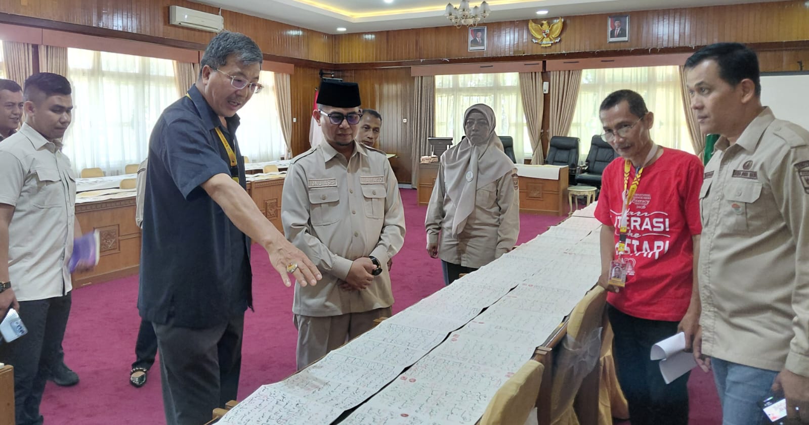 Wakil Wali Kota Bukittinggi dan Bunda Literasi Sumbar Takjub pada Kaligrafi 100 Meter Karya Seniman China Muslim di Istana Bung Hatta