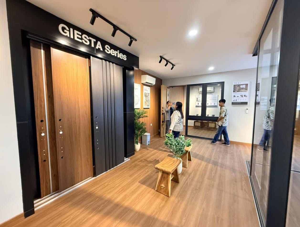 Candi Aluminium Resmikan TOSTEM Studio Pertama di Jawa Tengah, Hadirkan Showroom Premium Produk Jepang di Solo