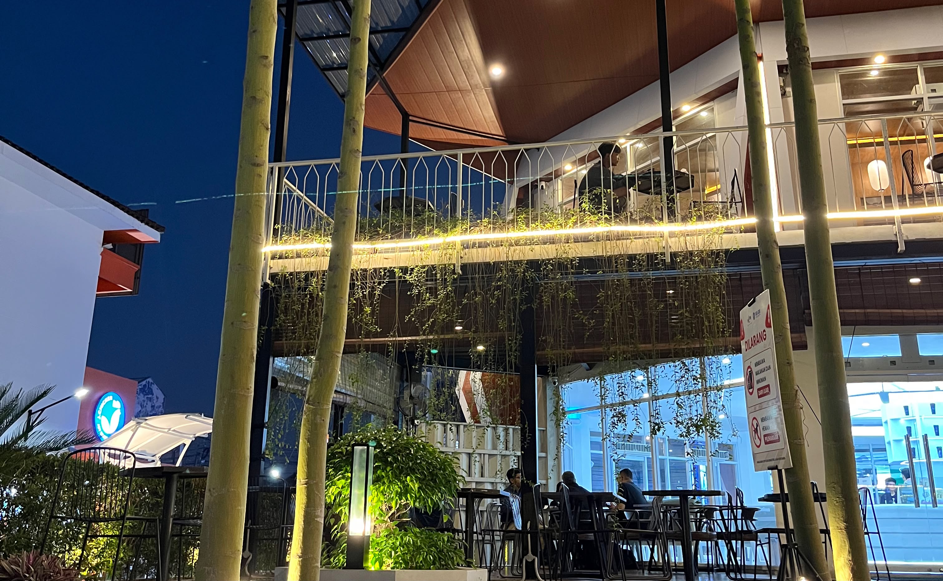 5 Cafe Estetik di Cirebon dengan Konsep Unik, dari Taman Bunga hingga Hutan Tropis Buat Nongkrong dan WFC