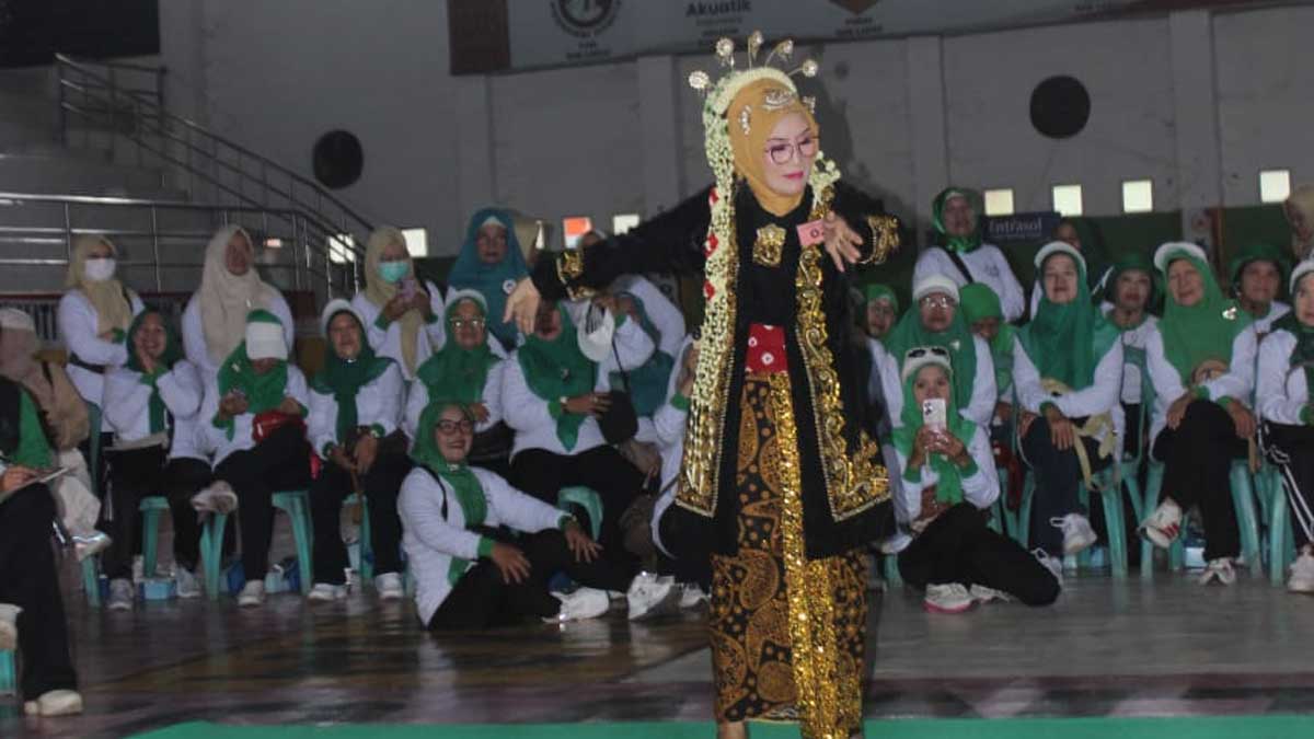 Puluhan Lansia di Lahat Berlenggak-lenggok di Atas Catwalk Pakai Busana Adat, Jambore Tahunan Digelar