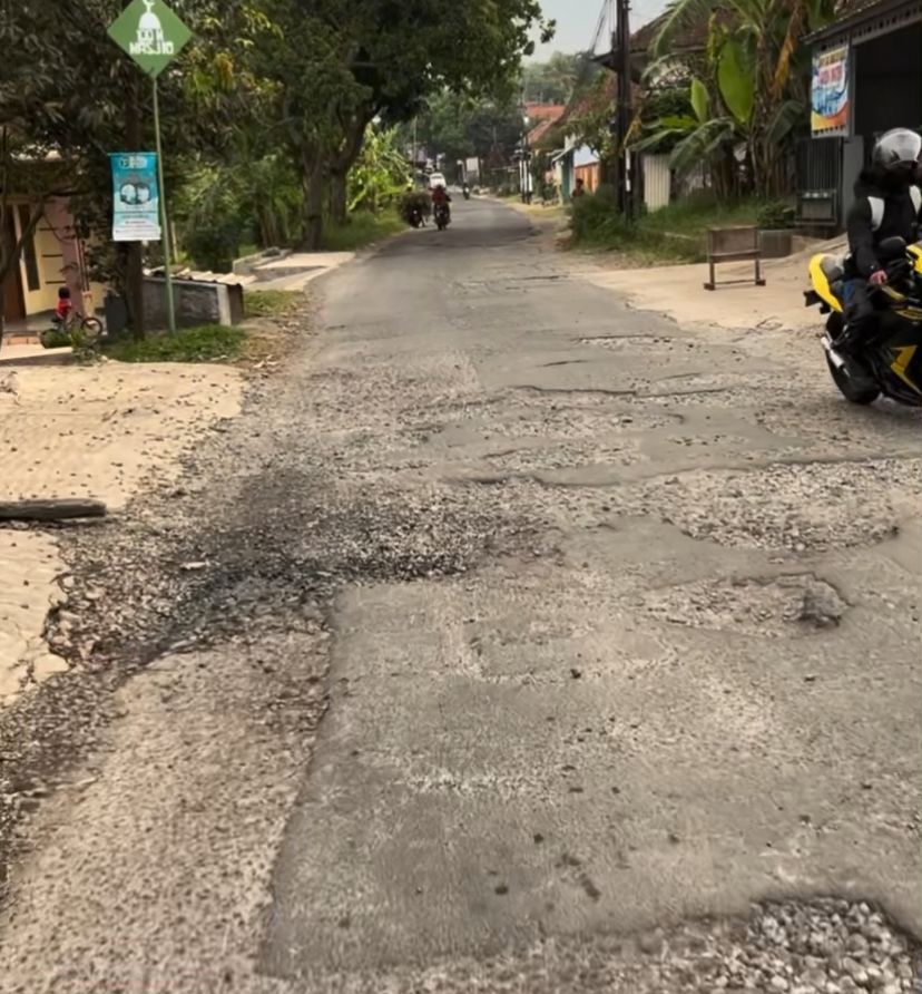DPUTR Kuningan Janji Perbaiki Jalan Perbatasan Caracas-Cipeujeuh yang Rusak dan Bahayakan Pengendara Mulai Juli